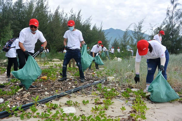 Rất nhiều loại rác thải nhựa, xốp dọc bờ biển được các tình nguyện viên thu gom
