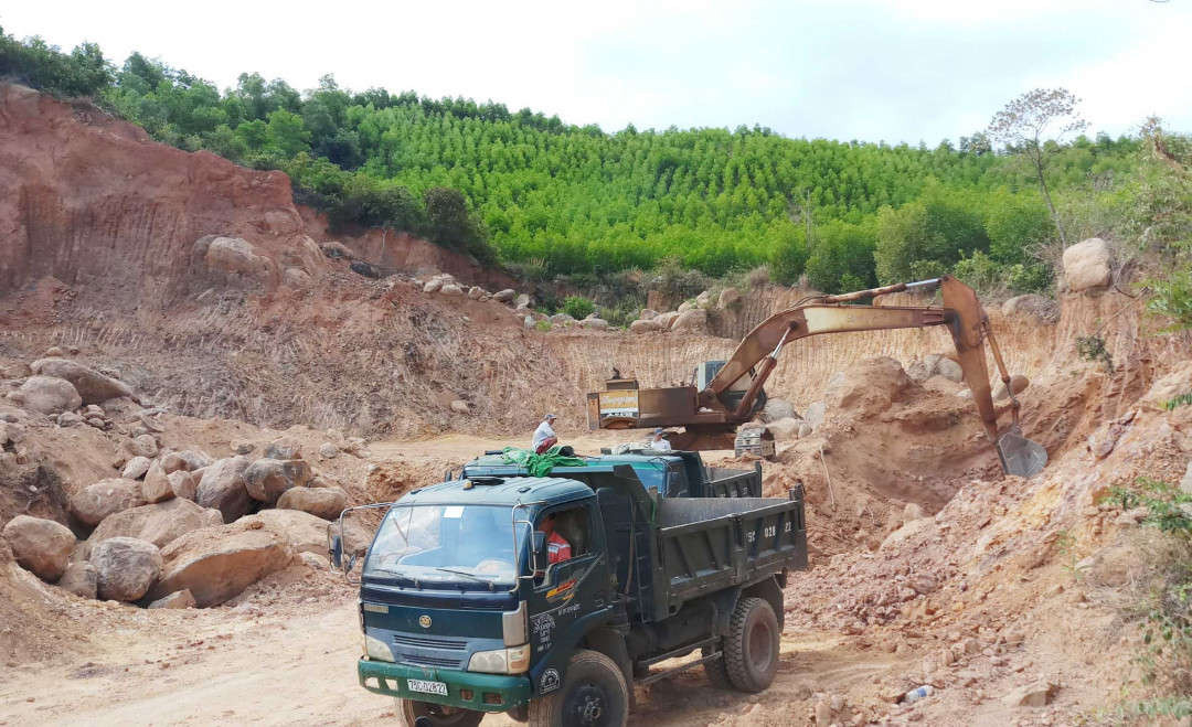 Mỏ đất đang được khai thác của Công ty TNHH Lộc Lợi