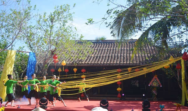 Trình diễn nghệ thuật nghề dệt tơ tằm Việt Nam