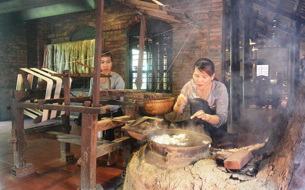 Trình diễn quy trình ươm tơ dệt lụa, thổ cẩm truyền thống làng nghề Mã Châu (Quảng Nam)