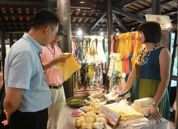 Du khách tham quan, tìm hiểu những sản phẩm lụa và thổ cẩm Việt Nam