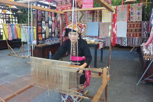 Festival thu hút gần 80 nghệ nhân đến từ các làng nghề tơ lụa, thổ cẩm trong cả nước