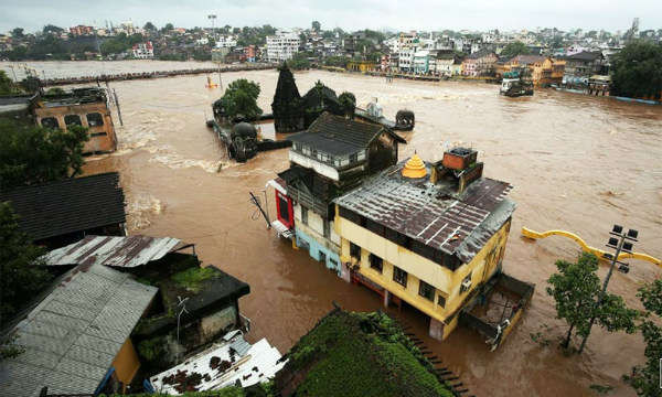 Những ngôi nhà bị ngập một phần do nước sông Godavari tràn sau khi mưa lớn ở Nashik, Ấn Độ vào ngày 5/8/2019. Ảnh: Reuters / Francis Mascarenhas