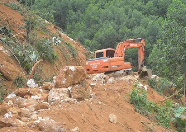 Nhiều diện tích đất bị đào bới để lấy đi nhiều khoáng sản đá thạch anh ở xã Thanh Sơn