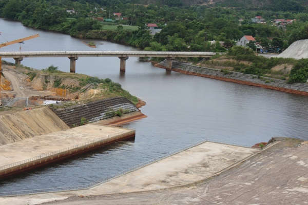 Nước ở đập dâng thuộc công trình Thủy lợi Ngàn Trươi- Cẩm Trang chuyển màu có chứa hàm lượng sắt cao