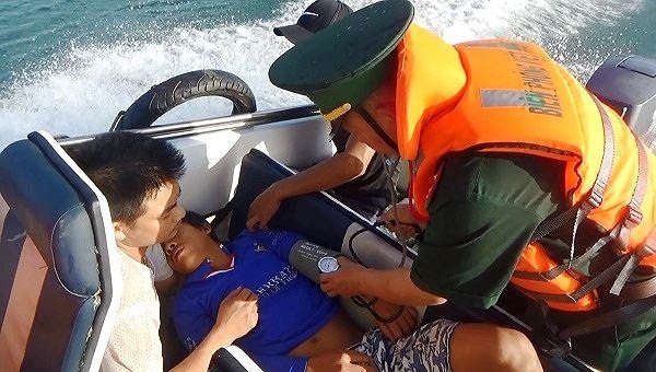BĐBP kịp thời cứu một thuyền viên gặp nạn trên biển
