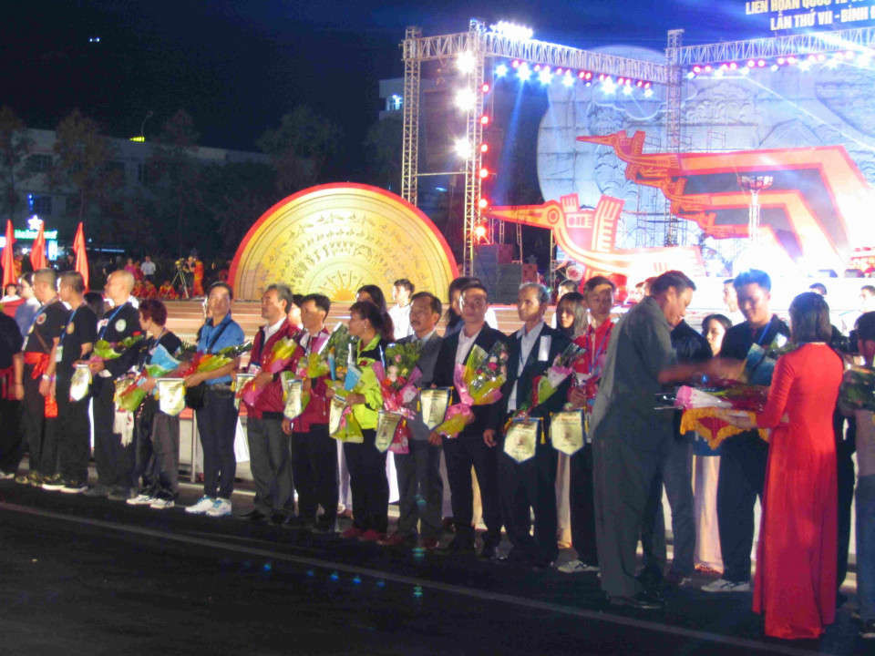 Lãnh đạo tỉnh Bình Định tặng hoa cho các đoàn võ thuật 