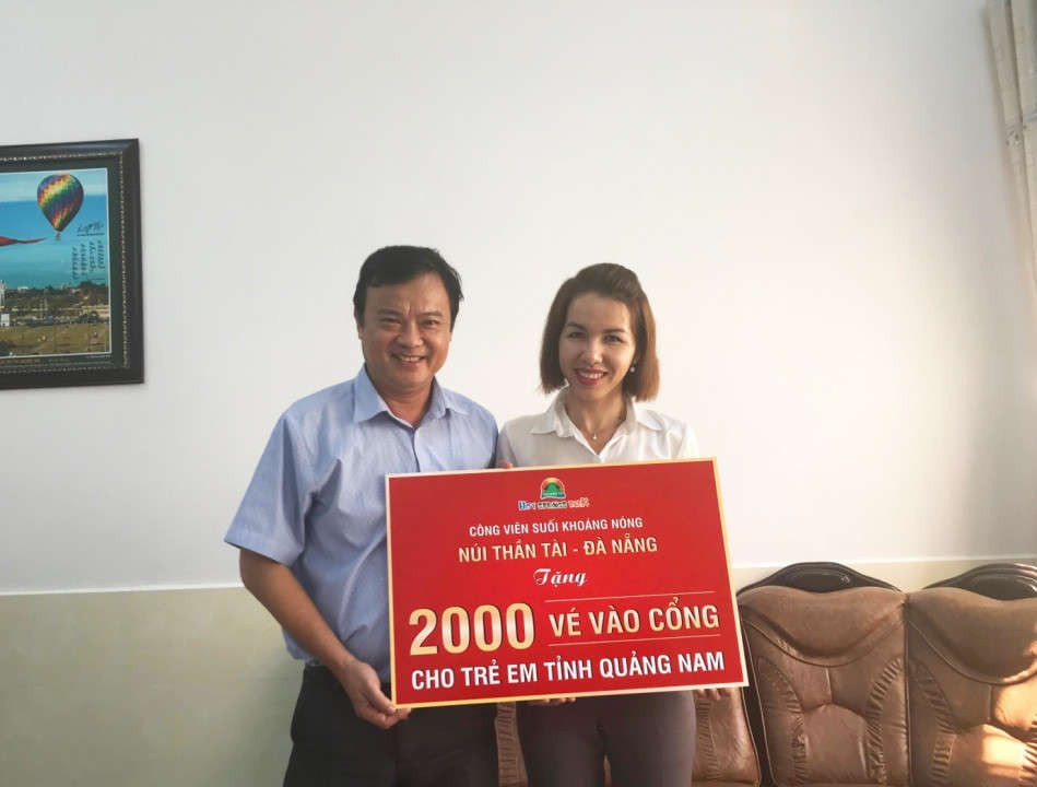 Đại diện khu du lịch Núi Thần Tài trao tặng hơn 2.000 vé vào cổng miễn phí cho trẻ em dưới 6 tuổi tại Quảng Nam