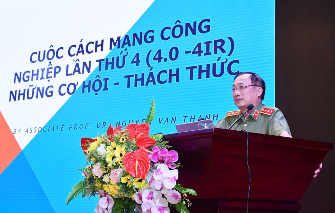 Thượng tướng Nguyễn Văn Thành, Ủy viên Trung ương Đảng, thứ trưởng Bộ Công an phát biểu tham luận tại Hội thảo..