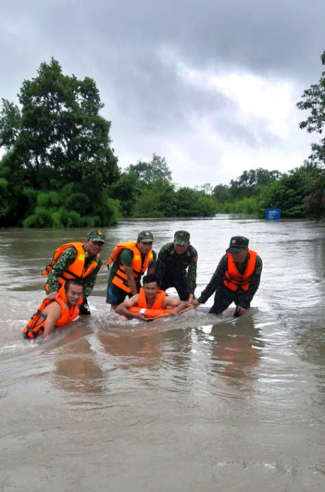 Ảnh bộ đội biên phòng Gia Lai cứu người bị kẹt do mưa lũ (2)