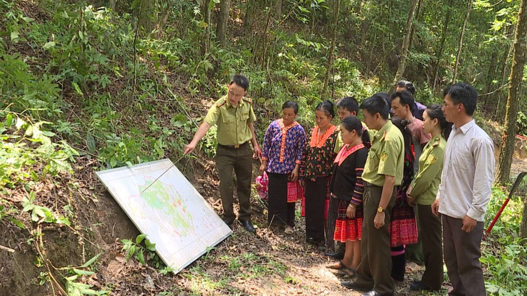 Cán bộ Kiểm lâm huyện Mường Chà và cán bộ Quỹ Bảo vệ và Phát triển rừng Điện Biên tuyên truyền bảo vệ rừng cho đồng bào vùng cao.