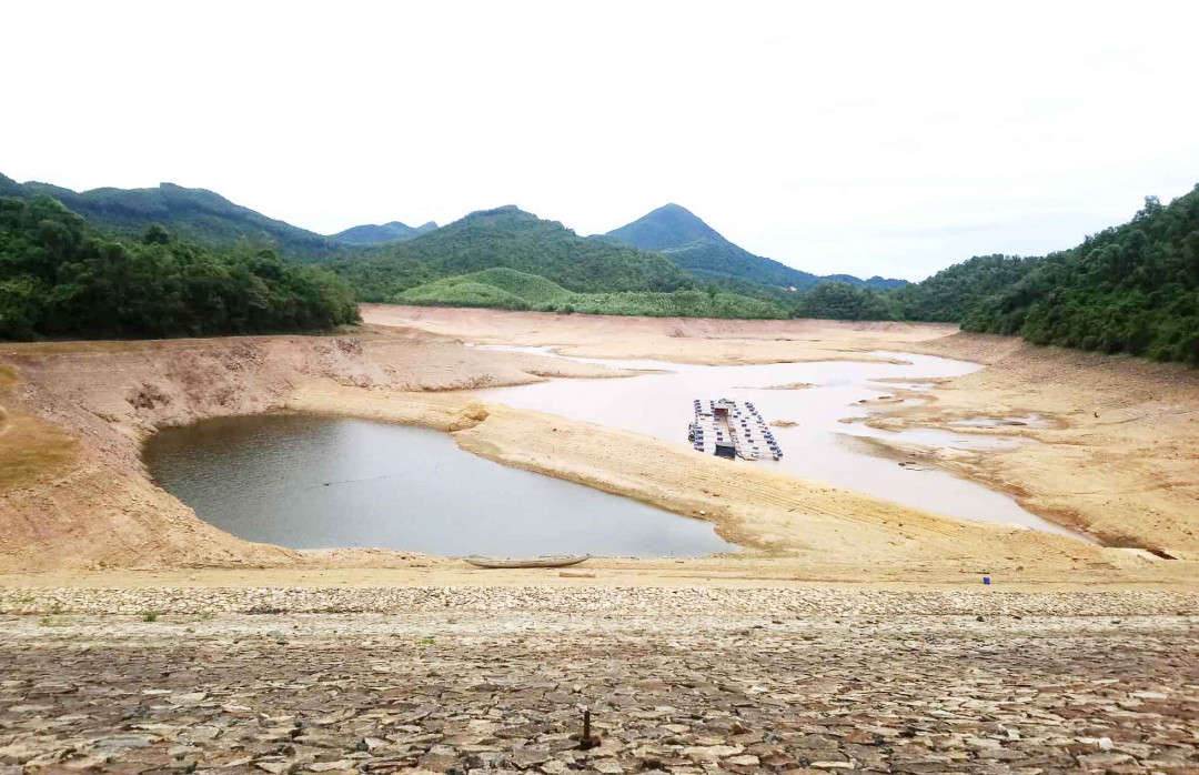 Đập hồ Quao (xã Phong Mỹ, huyện Phong Điền) khô cạn ở mức “nước chết”. Theo người dân địa phương, mực nước hồ hiện ở mức thấp nhất trong 15 năm qua