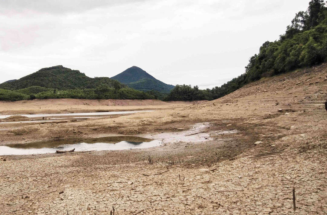 Hồ với dung tích chứa gần 10 triệu m3 nước nhưng nay chỉ còn những vũng nước. Điều này khiến 330 ha lúa hè thu của nhiều xã của huyện Phong Điền thiếu nước nghiêm trọng