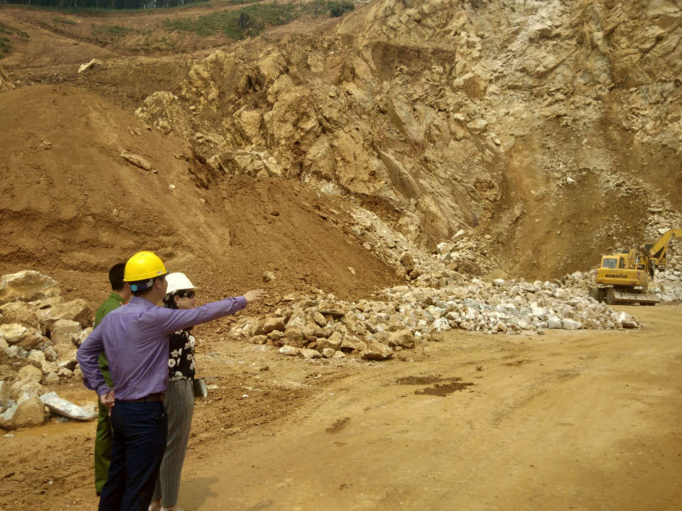 Cán bộ Phòng Tài nguyên và Môi trường huyện Than Uyên kiểm tra hoạt động khai thác khoáng sản.