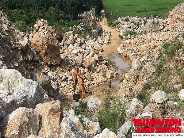 Mỏ đá của HTX đá Chính Long chưa lắp đặt trạm xay nghiền, chưa làm đường lên mỏ…Nhưng vẫn thản nhiên khai thác đá, bất chấp “lệnh cấm” của UBND tỉnh.