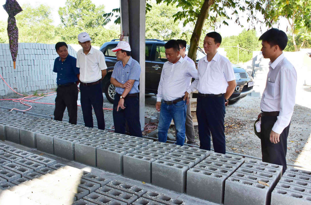 Lãnh đạo tỉnh Thừa Thiên Huế kiểm tra mô hình chế biến cát, sỏi từ rác thải xây dựng của doanh nghiệp