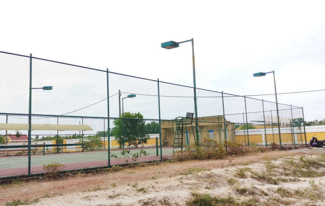 Sân tennis nằm ở trung tâm huyện Phú Vang không có ai đến nhiều năm qua