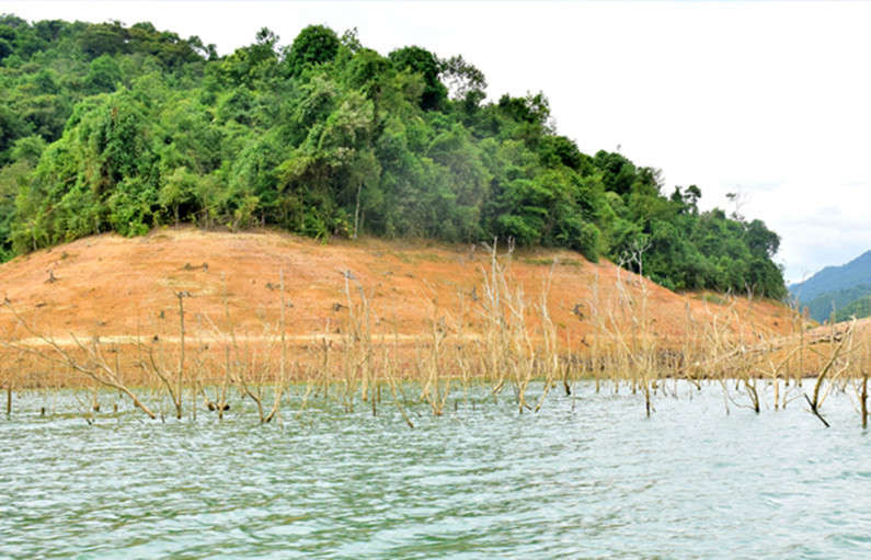 Mực nước ở lòng hồ thủy điện Hương Điền đang ở mức thấp