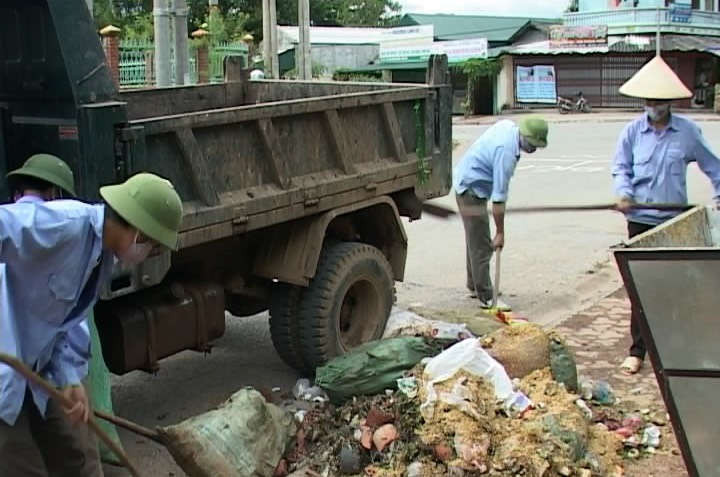 Đội thu gom rác thải tại thị trấn huyện Điện Biên Đông (có 7 công nhân làm nhiệm vụ thu gom rác thải trên 8km đường nội thị).