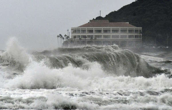 Sóng cao vỗ vào một bãi biển ở Miyazaki, phía Tây Nam Nhật Bản khi cơn bão Krosa đổ bộ đất nước