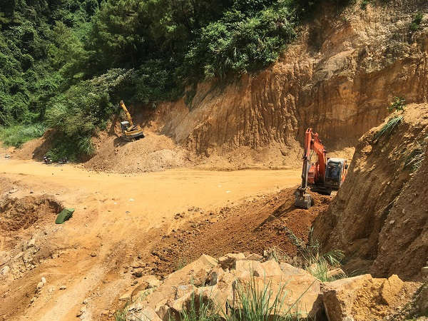 Mặc dù là mỏ đá pha lẫn đất của mỏ đá Thanh Thanh Tùng, nhưng nhà thầu thi công vẫn lấy đất về đắp cho dự án đê Hón Bông