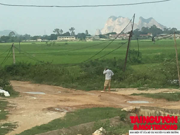 Ông Nguyễn Đăng Chính – Chủ nhiệm HTX đá Chính Long đợi sẵn ở cuối đường để thực hiện thu phí xe tải qua lại. (Ảnh chụp chiều ngày 09/8/2019).