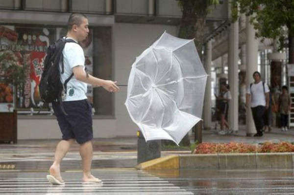 Gió mạnh làm lật ô của người đàn ông trong cơn bão mạnh Krosa ở Miyazaki, Nhật Bản