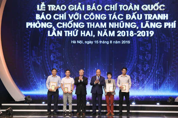 Thủ tướng Nguyễn Xuân Phúc và Thường trực Ban Bí thư Trần Quốc Vượng trao bốn giải A
