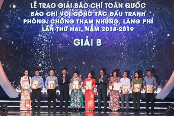 Đồng chí Phạm Minh Chính, Trưởng Ban Tổ chức T.Ư và đồng chí Võ Văn Thưởng, Trưởng Ban Tuyên giáo T.Ư trao 9 giải B
