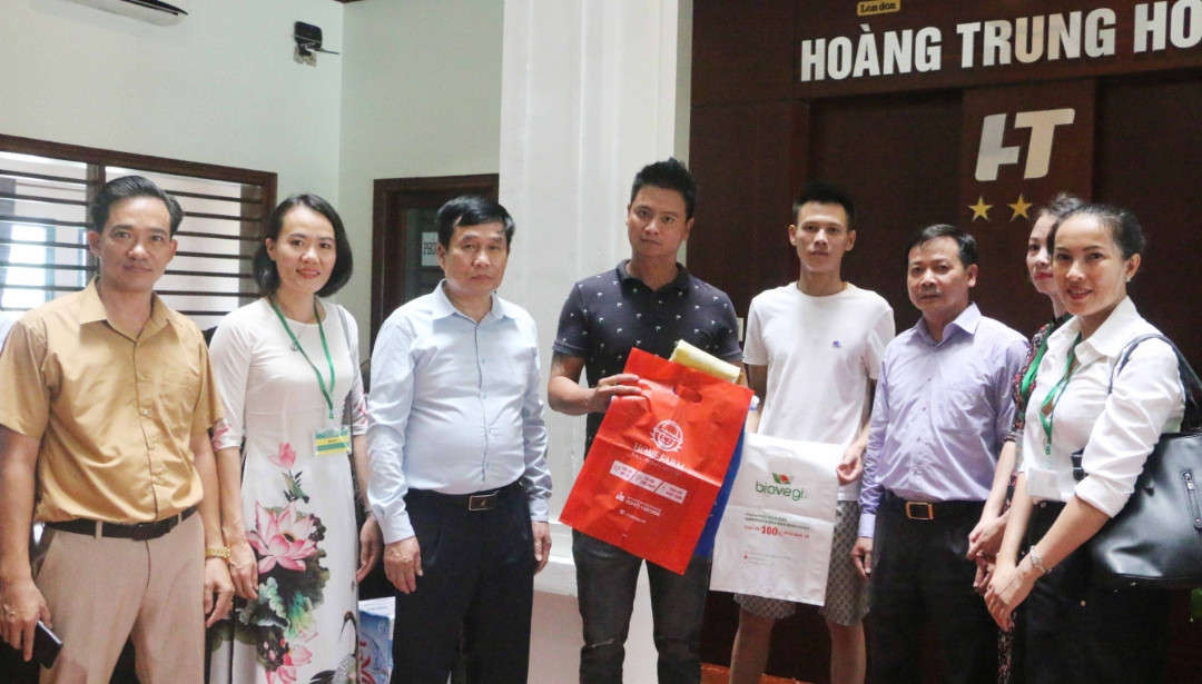 Đại diện Công ty TNHH Maya tặng túi thân thiện với môi trường cho các cơ sở kinh doanh du lịch ở huyện Cô Tô