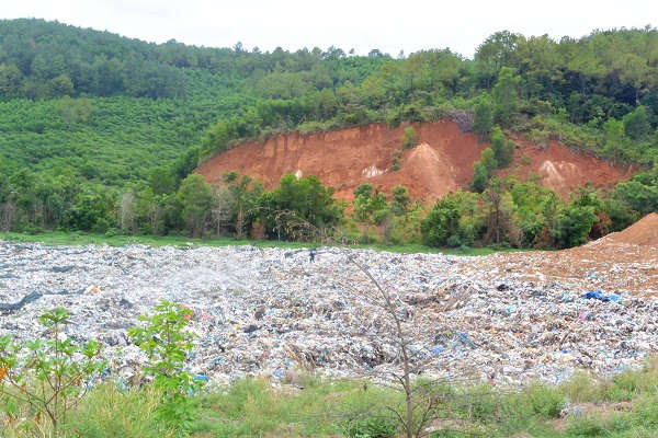 Bãi xử lý rác xã Tam Xuân 2 bằng công nghệ chôn lấp gây ô nhiễm kéo dài 