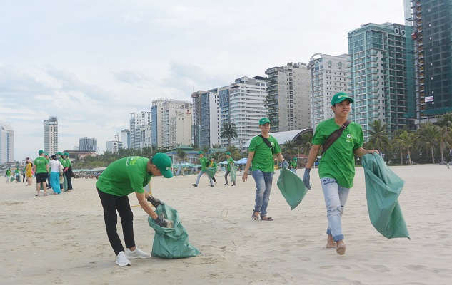 Dọn vệ sinh môi trường biển Phạm Văn Đồng