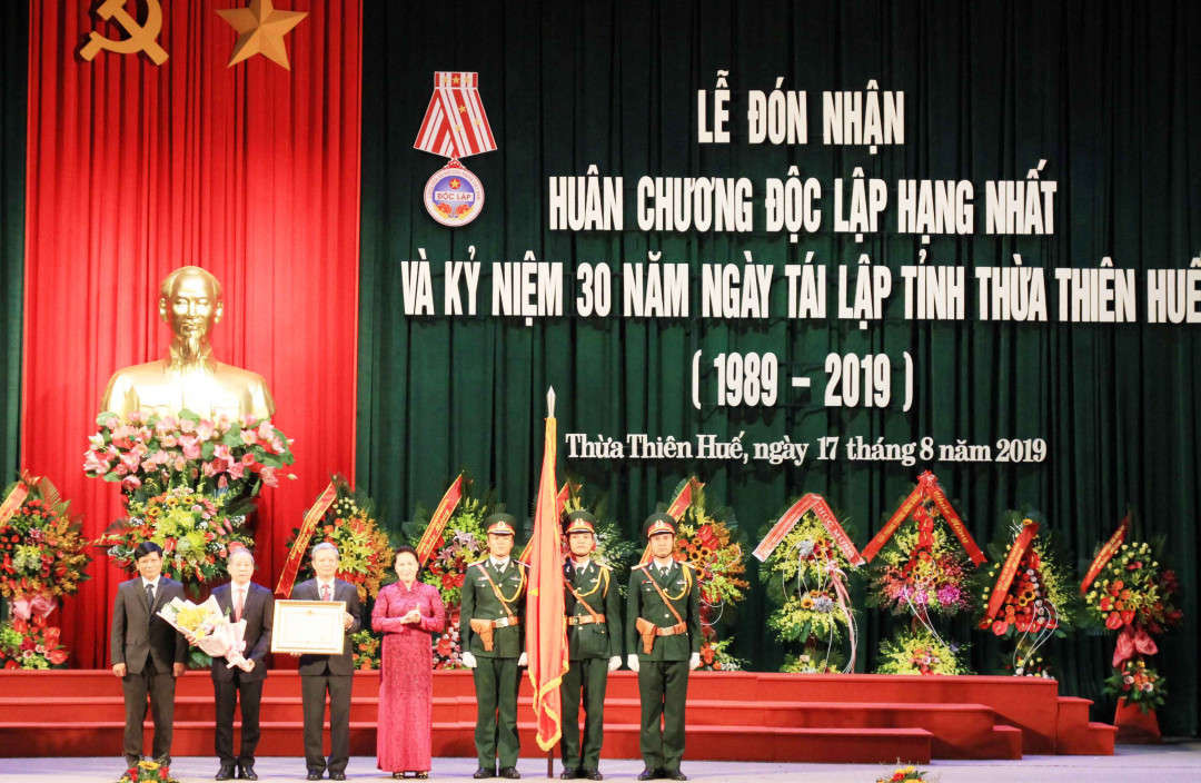 Chủ tịch Quốc hội Nguyễn Thị Kim Ngân trao Huân chương Độc lập hạng Nhất cho tỉnh Thừa Thiên Huế