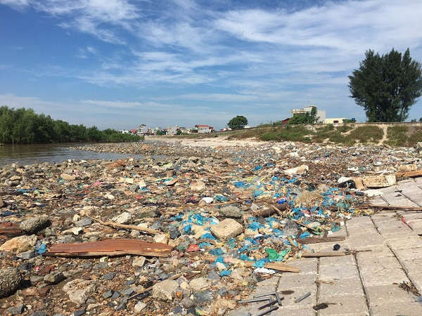 Rác thải nhựa có mặt hầu hết ở các xã ven biển Hậu Lộc.
