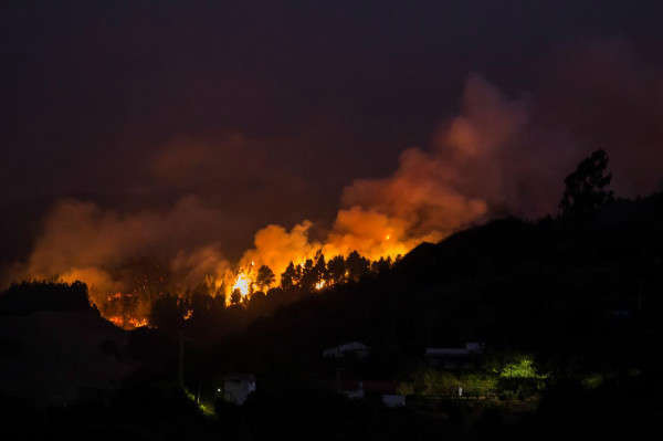 Lửa và khói từ đám cháy rừng ở làng Moya ở đảo Gran Canaria thuộc Quần đảo Canary, Tây Ban Nha vào ngày 18/8/2019. Ảnh: Reuters / Borja Suarez