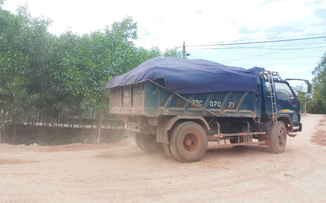 Xe tải chạy trên đoạn đường qua thôn Phò Ninh gây ô nhiễm, đường xuống cấp
