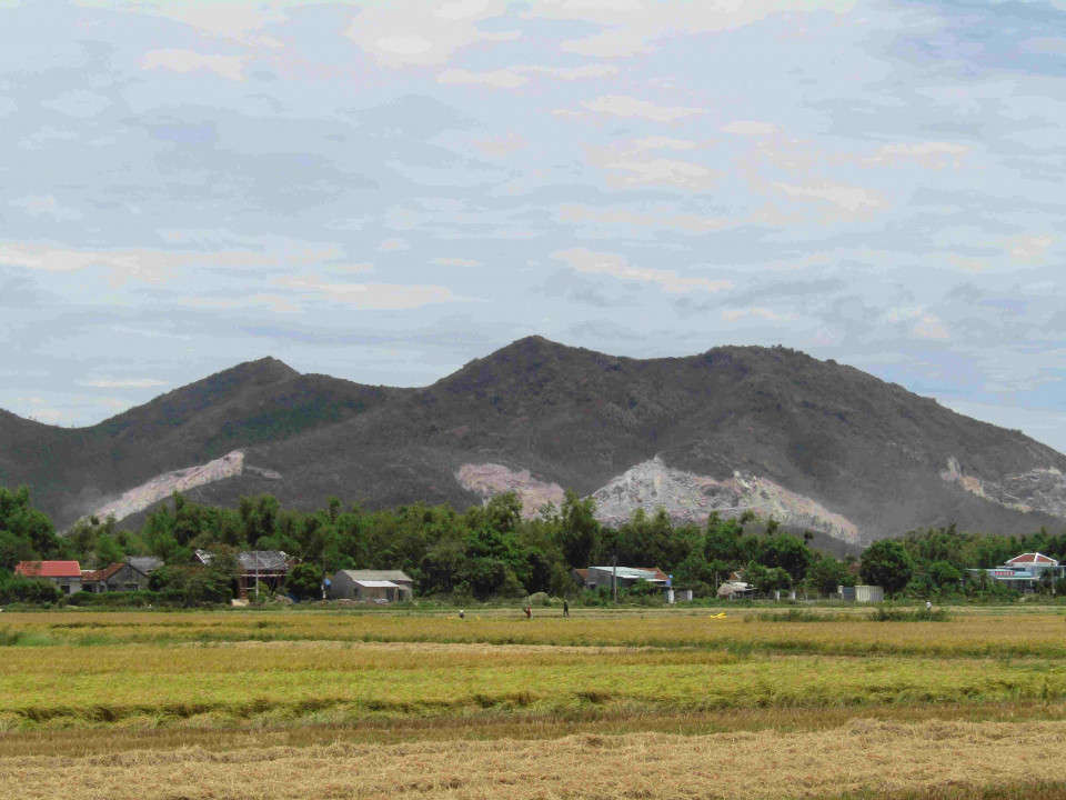 Núi Sơn Triều, ngoài Công ty TNHH Yến Tùng, nó phải gánh thêm 10 mỏ đá của 10 doanh nghiệp khác nữa