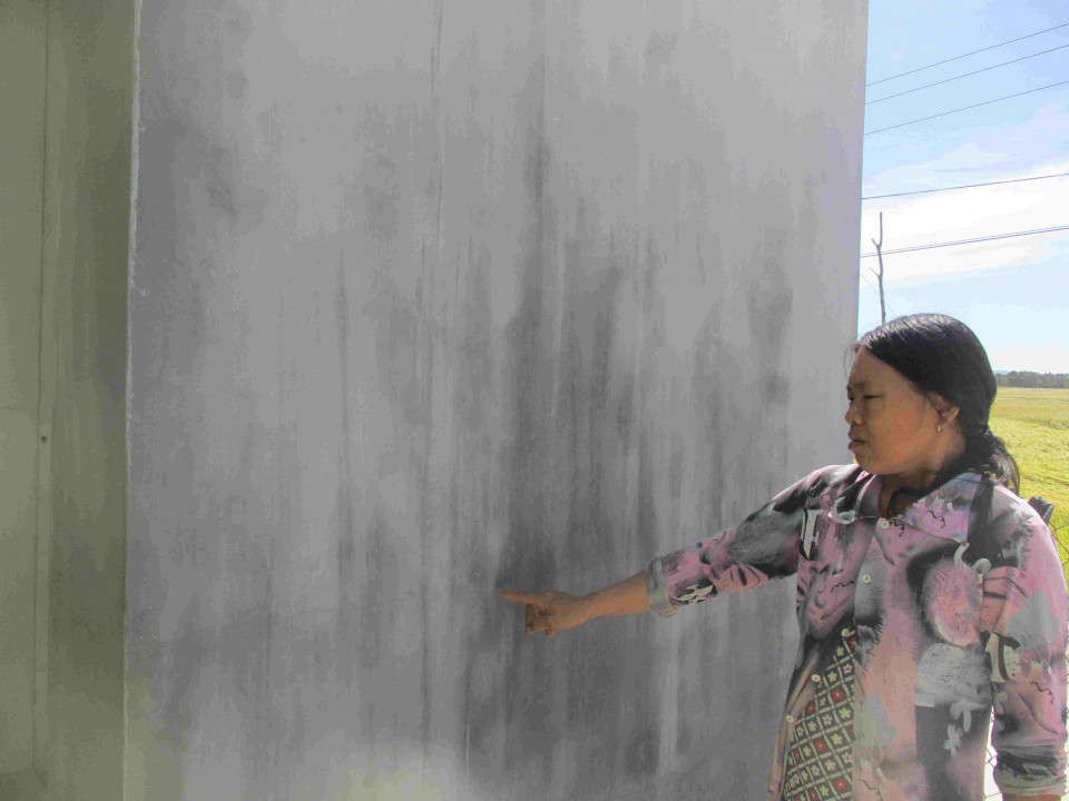 Bà Hồ Thị Thơ, ở xóm 1A, thôn Quy Hội, xã Phước An bức xúc vì nhà bà mới xây được 6 tháng đã bị nứt tường do nổ mìn khai thác đá