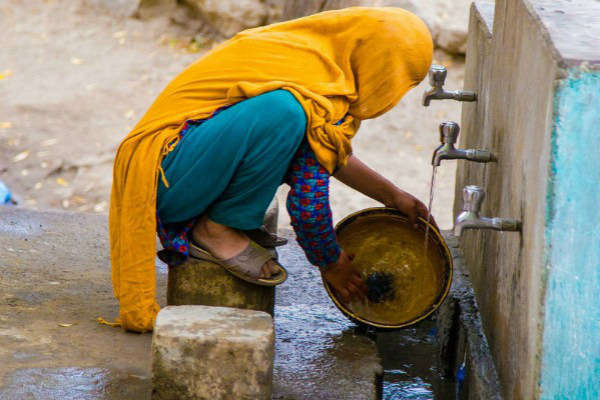 Một người phụ nữ đang lấy nước ở Pakistan. Ảnh: UNDP Pakistan