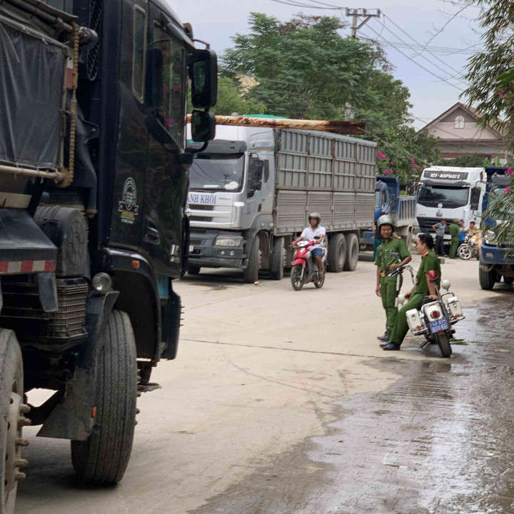 Chính quyền huyện Hòa Vang, xã Hòa Nhơn cùng các đơn vị công an cũng có mặt vận động người dân