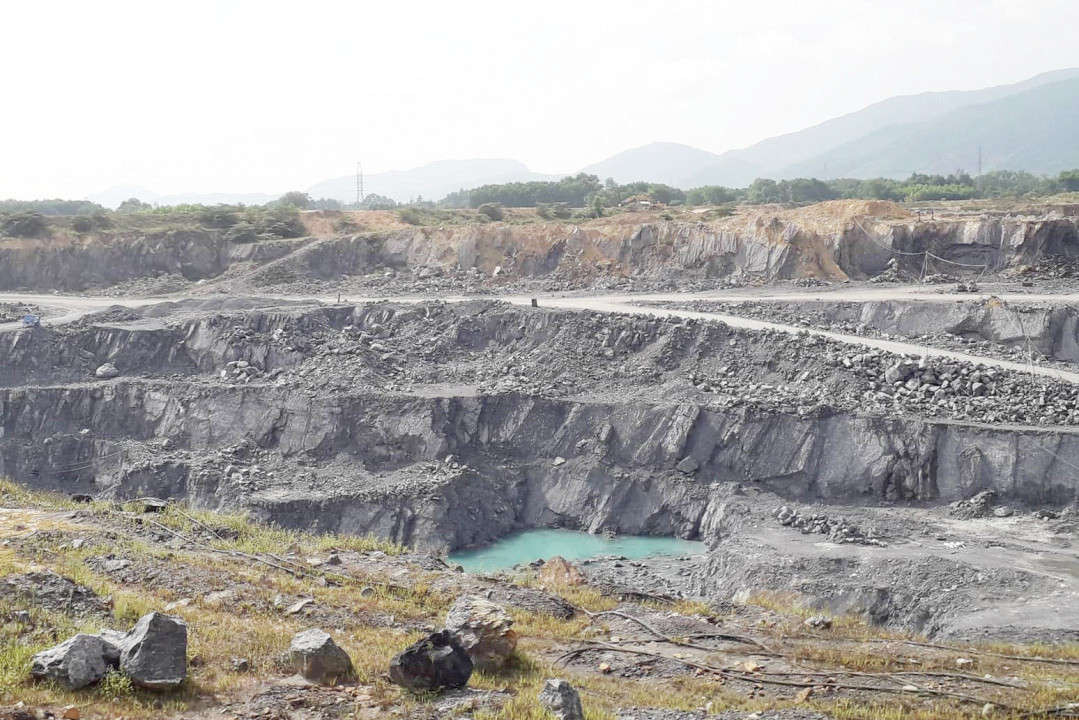 Mỏ đá vôi Đồng Lâm tại xã Phong Xuân đang được khai thác