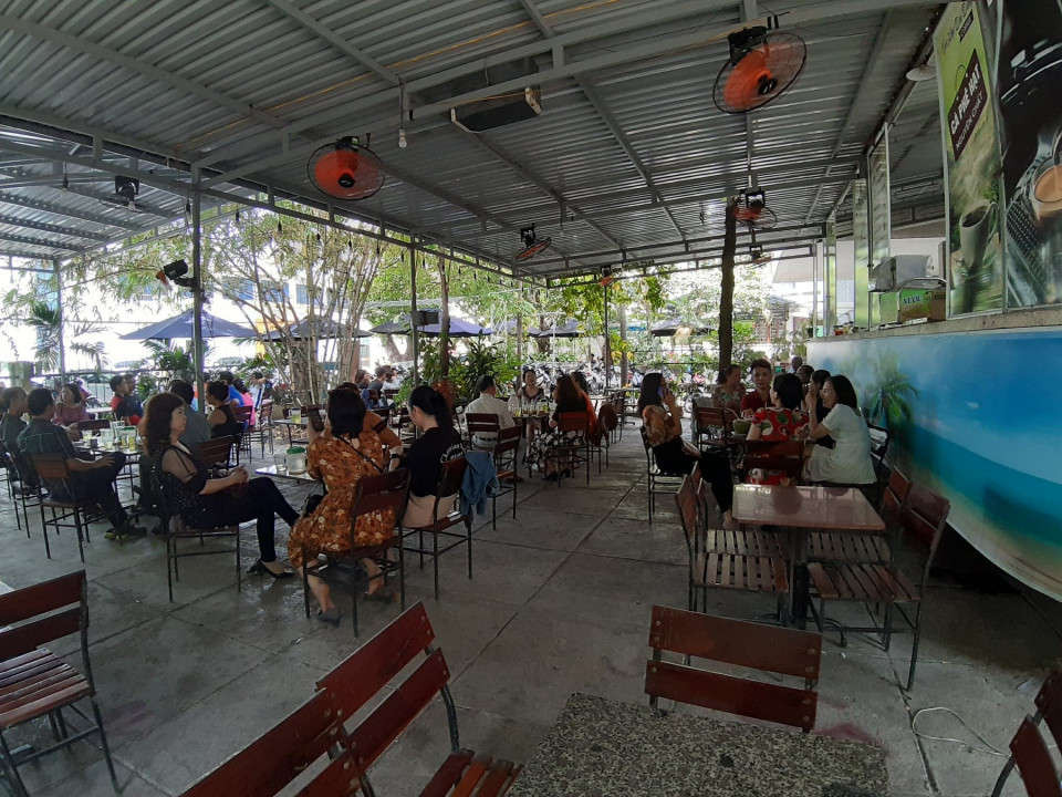 Thư viện tỉnh Bình Định có một quán cà phê nằm trong khuôn viên mang tên “Góc phố dịu dàng”