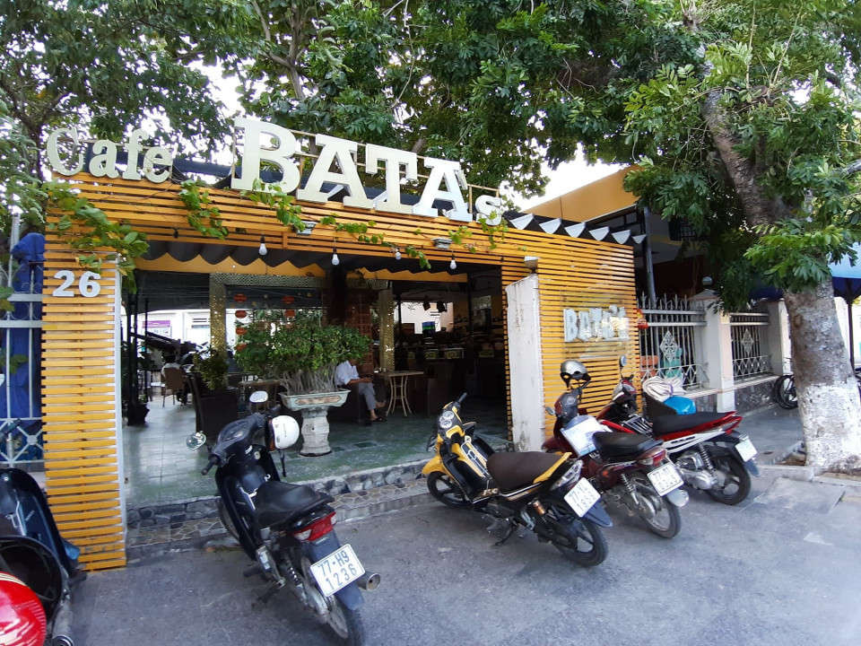 Án ngữ mặt trước Bảo tàng Tổng hợp tỉnh là quán cà phê có tên “BaTa’s Coffee” lấn cả không gian trưng bày một số hiện vật ngoài trời