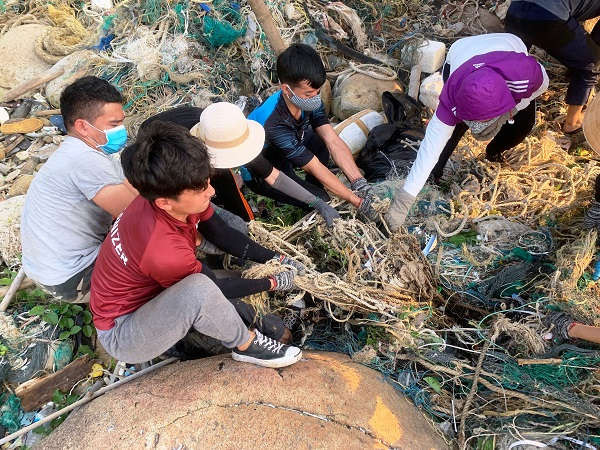 Gần 700 lượt người dân và du khách tại Đà Nẵng đã chung tay dọn sạch rác tại bãi đá đen Sơn Trà trong 4 tháng