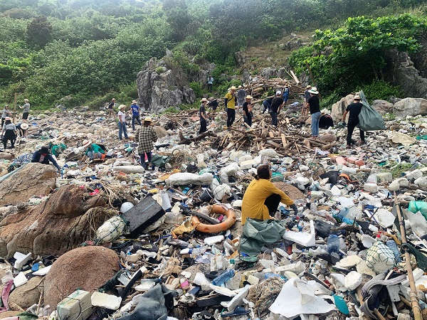 Các bạn trẻ chung tay dọn rác Bãi Đá Đen nhằm trả lại một bãi đá đẹp đẽ cho khu bảo tồn Sơn Trà