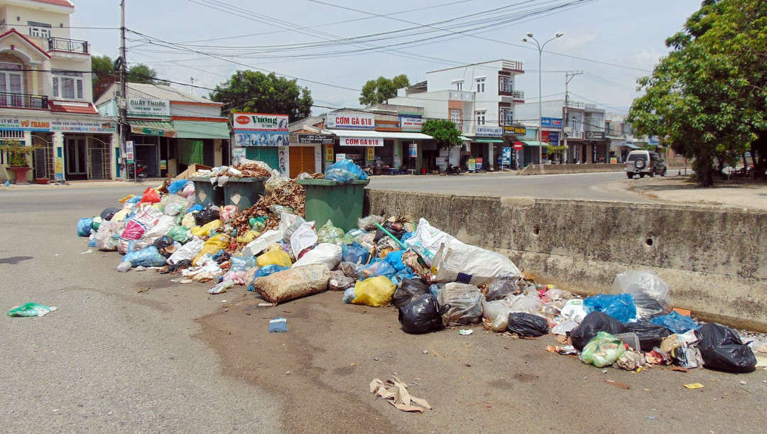Việc người dân ngăn cản không cho xe chở rác tập kết vào Khu xử lý rác thải sinh hoạt Tam Nghĩa và bãi xử lý rác Tam Xuân những ngày qua đã khiến ứ đọng khoảng 7.000m3 rác cần được xử lý sớm, nếu không sẽ dẫn đến nguy cơ ô nhiễm môi trường trong khu dân cư