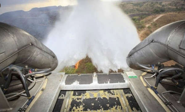 Máy bay C-130 Hercules xả nước để chống lại đám cháy dữ dội. Ảnh: Bộ Quốc phòng Brazil / AP