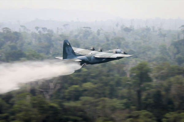 Một chiếc máy bay chiến đấu của Brazil xả nước để dập lửa từ khu rừng đang cháy. Ảnh: Bộ Quốc phòng Brazil / AP