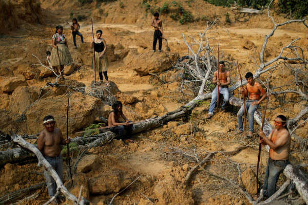 Người dân bản địa từ bộ lạc Mura khảo sát sự tàn phá ở một khu rừng ở Humaitá, bang Amazonas. Ảnh: Ueslei Marcelino / Reuters