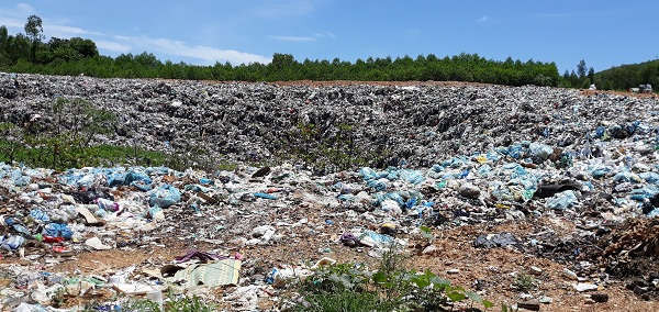 Lượng rác thải tập kết về ngày càng lớn nhưng không được xử lý, lấp đất lu lèn